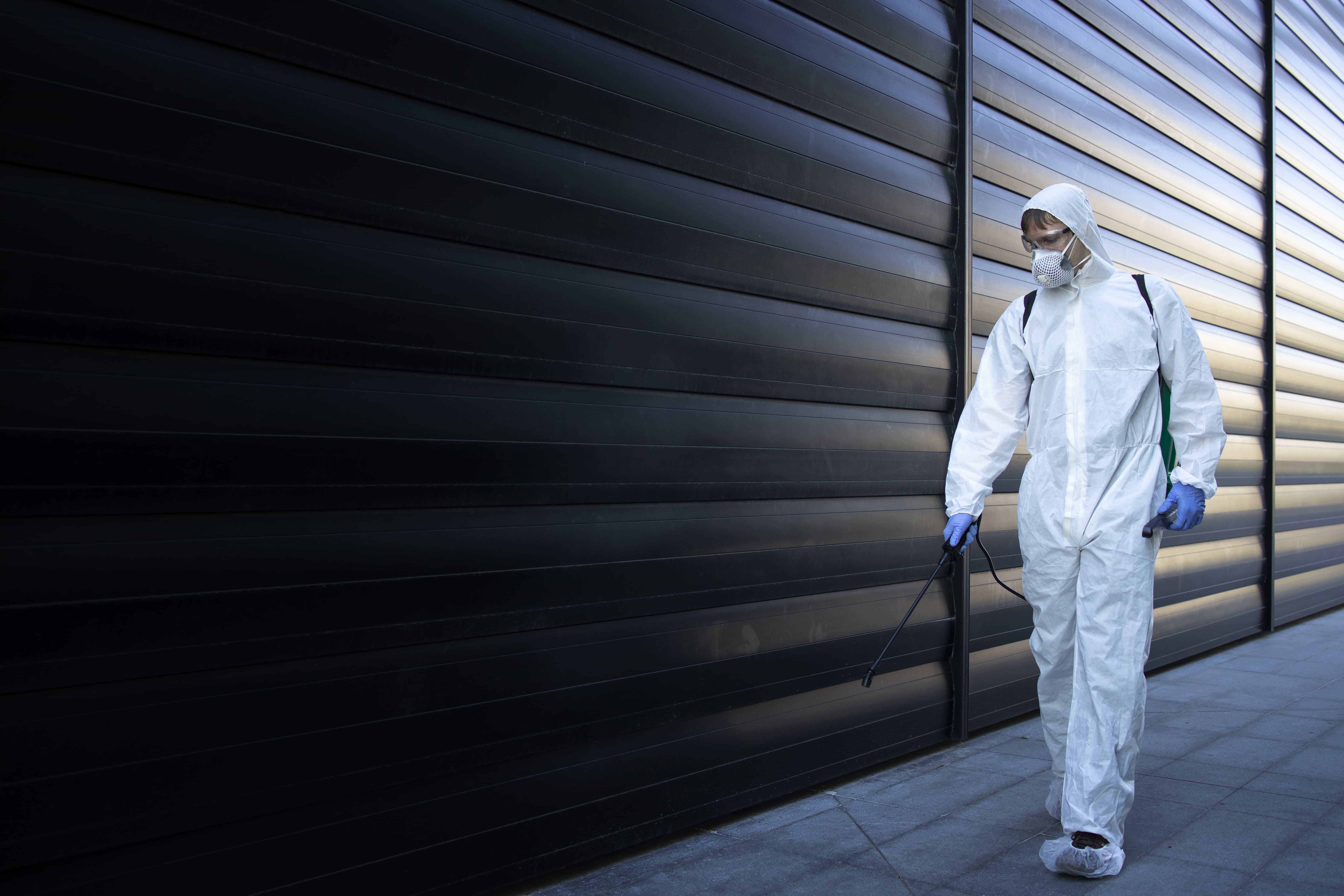 Dedetizador fazendo o serviço de controle de pragas